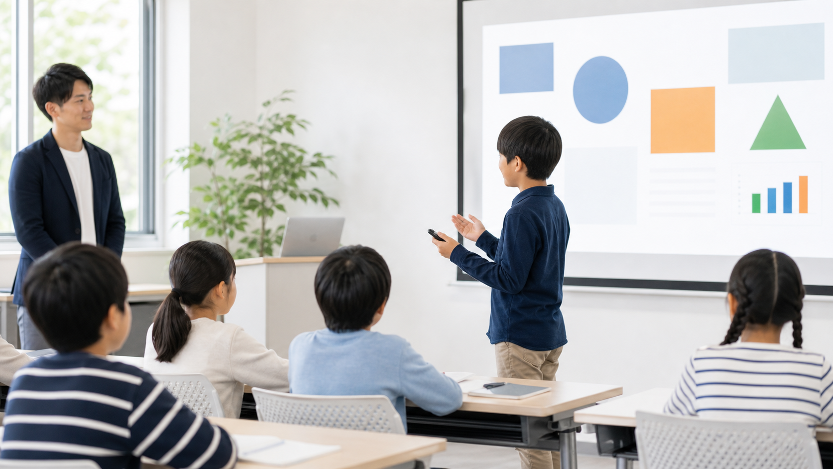子どもが教室でプレゼンテーションをしている写真調イメージ